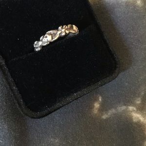 Goldengrove skulls and flowers garland ring